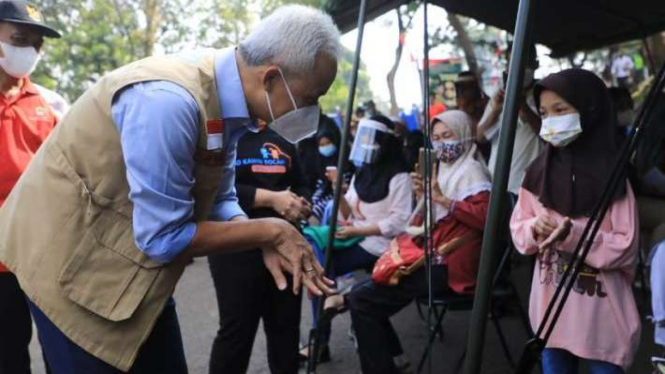 Gubernur Jawa Tengah Ganjar Pranowo saat meninjau vaksinasi anak-anak.