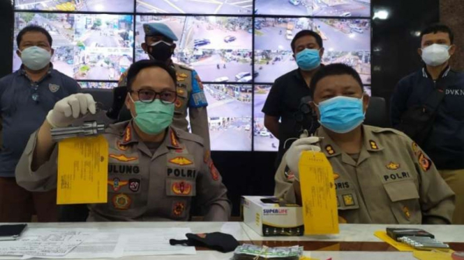 Kepala Polres Kota Besar Bandung Kombes Pol Ulung Sampurna Jaya, Jumat, 23 Juli 2021, memperlihatkan barang bukti pistol revolver rakitan yang disita dari pemuda yang hendak mengikuti demonstrasi di Balai Kota Bandung, Jawa Barat.