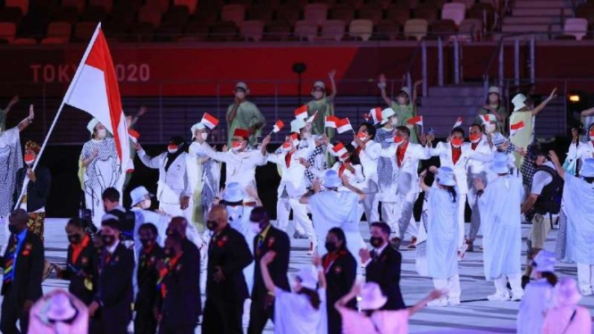 Rombongan Indonesia di parade pembukaan Olimpiade Tokyo 2020