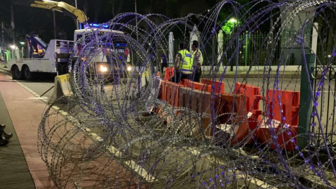 Kawat berduri disiapkan untuk menutup jalan terkait rencana unjuk rasa.