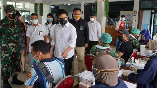 Wagub Jatim Emil Dardak meninjau kegiatan serbuan vaksin di PT SIER Surabaya.