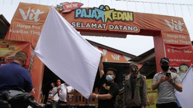 Pedagang kuliner di Medan kibarkan bendera putih.