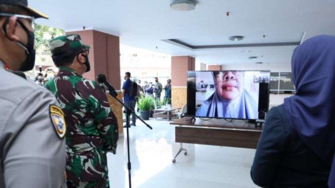 Panglima TNI Marsekal TNI Hadi Tjahjanto berdialog secara virtual dengan pasien COVID-19 yang dikarantina di tempat isolasi terpusat di RSUD Al Ihsan, Bandung, Jawa Barat, Sabtu, 24 Juli 2021.