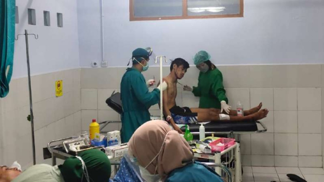 Seorang dari dua pemuda dirawat di RS PKU Muhamadiyah Nanggulan, Kabupaten Kulonprogo, Provinsi DI Yogyakarta, Minggu dini hari, 25 Juli 2021, setelah mengalami luka-luka di sekujur tubuh mereka akibat dianiaya komplotan geng motor bernama Grixer.