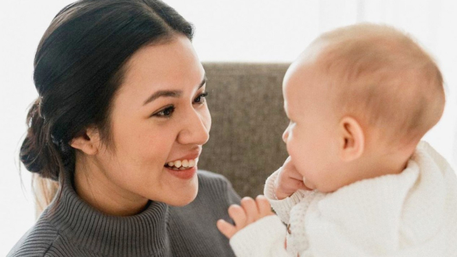 Penyanyi Raisa Andriana bersama sang putri mungilnya, Zalina