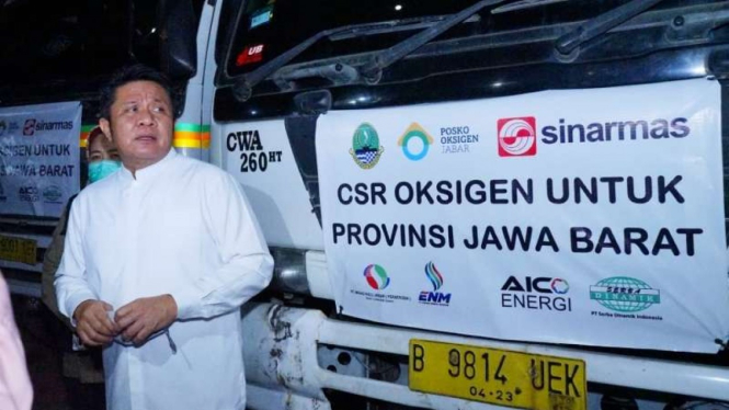 Gubernur Sumatera Selatan Herman Deru bersiap melepas keberangkatan truk-truk pengangkut bantuan oksigen medis untuk penanganan COVID-19 di Jawa Barat, Sabtu, 24 Juli 2021.