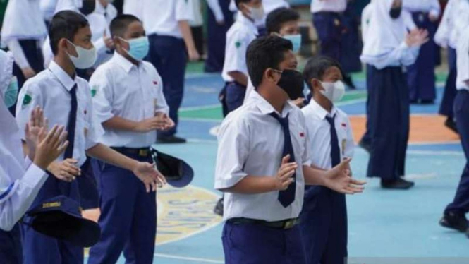 Para siswa SMP di Banjarmasin, Kalimantan Selatan, saat mengikuti pembelajaran tatap muka pada masa pandemi COVID-19 sebelum diterapkan PPKM level 4.