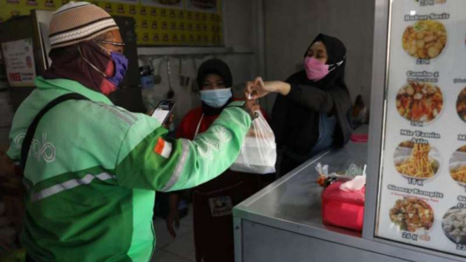 Warung bubur ayam di Semarang membagikan makanan gratis ke pasien COVID-19.