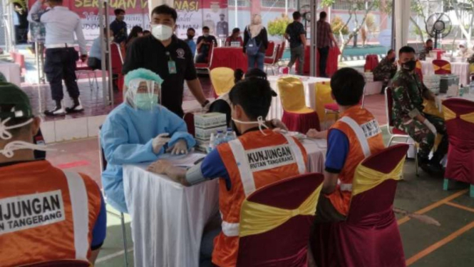 Narapidana di Tangerang menjalani vaksinasi COVID-19.