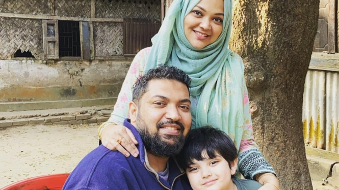 Hansanul Bunna Khan menghabiskan sekitar $25.000 (lebih dari Rp250 juta) untuk mempersiapkan perpindahan keluarganya ke Australia, namun masih belum bisa meninggalkan Bangladesh. ()