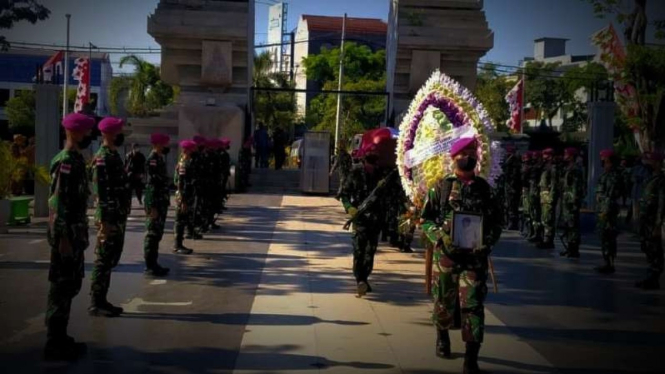 VIVA Militer: Proses pemakaman Serma KKO H Samuri