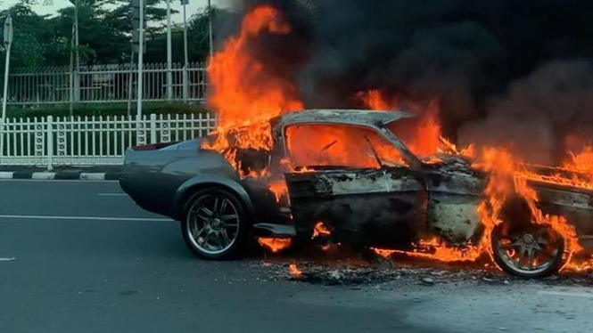 Mobil Ford Mustang terbakar di Pondok Indah.