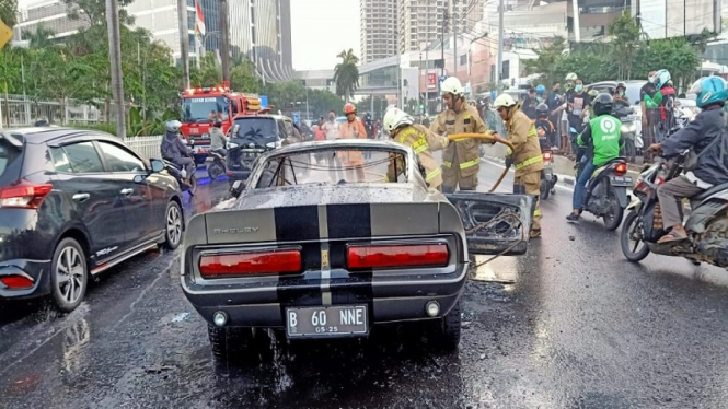Ford Mustang terbakar di Pondok Indah