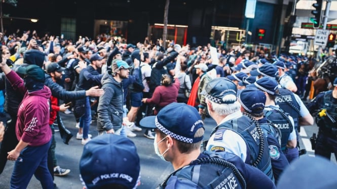 Catatan Kepolisian New South Wales ada lebih dari 3.500 pengunjuk rasa dan polisi menurukan 400 personil. (ABC News: Tim Swanston)