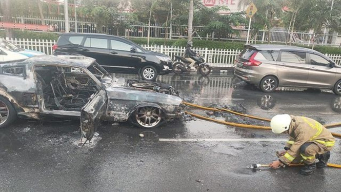 Ford Mustang klasik buatan 1966 yang terbakar di Pondok Indah.