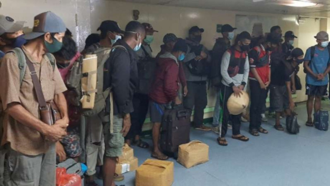 Sebanyak 26 penumpang KM Sinabung dipulangkan dari Kota Sorong, Papua Barat, ke Kota Baubau, Sulawesi Tenggara, karena masuk tanpa surat izin dan menggunakan dokumen perjalanan palsu pada Selasa, 27 Juli 2021.