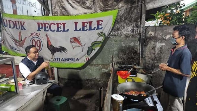 Gubernur DKI Jakarta Anies Baswedan makan di warung pecel lele