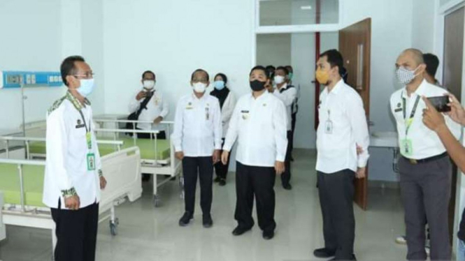 Wali Kota Banjarmasin Ibnu Sina memantau tempat rawat inap pasien COVID-19 di RSUD Sultan Suriansyah.