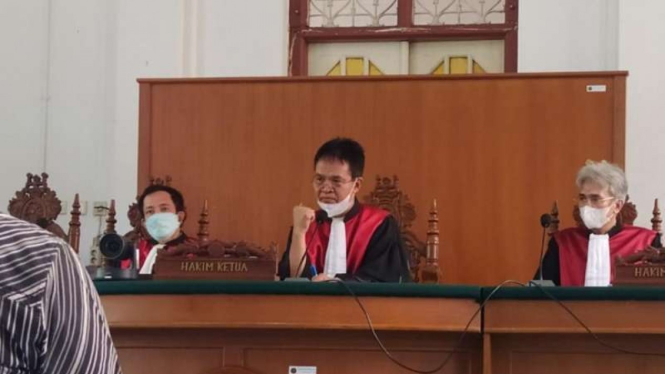 Ketua Majelis Pengadilan Tindak Pidana Korupsi Makassar Ibrahim Palino saat sidang putusan perkara suap oleh terdakwa Agung Sucipto di Makassar, Sulawesi Selatan, Selasa, 27 Juli 2021.