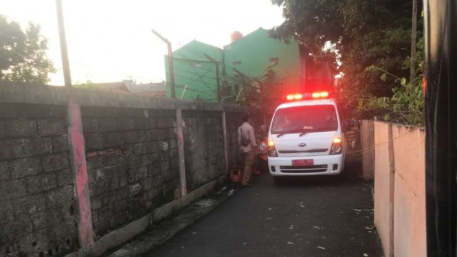 Ambulans membawa jenazah seorang istri yang jadi korban pembunuhan di Jagakarsa.