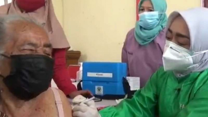 Vaksinasi COVID-19 terhadap lansia di Jawa Tengah