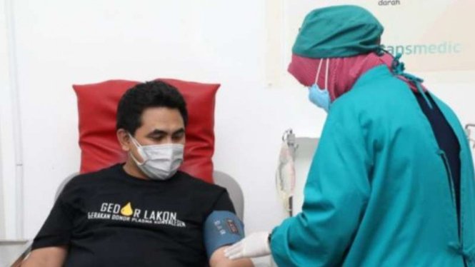 Wakil Gubernur Jawa Tengah Taj Yasin Maimoen menjadi pendonor plasma konvalesen dalam satu kegiatan donor darah di kantor Unit Donor Darah PMI Kota Semarang, Selasa, 27 Juli 2021.