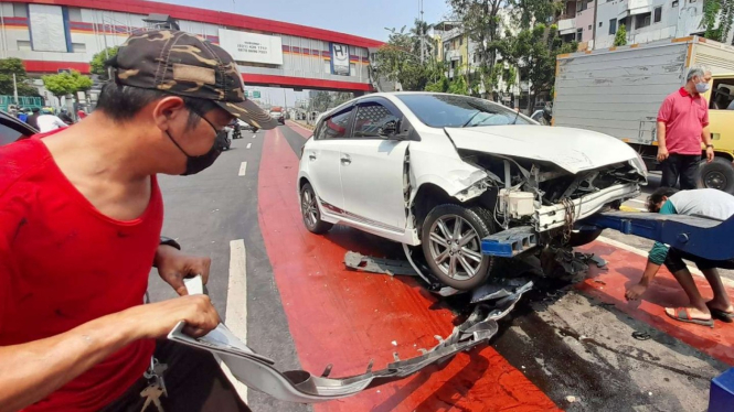 Petugas evakuasi mobil yang kecelakaan di Senen, Jakpus.