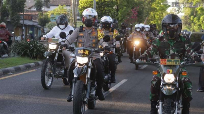 Kepala Polda Jawa Timur dan Panglima Kodam V/Brawijaya berpatroli dengan sepeda motor untuk memantau pelaksanaan PPKM level 4 di Surabaya dan Sidoarjo, Rabu, 28 Juli 2021.