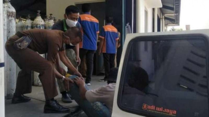 Kejaksaan Negeri Kota Madiun, Jawa Timur, membantu menyediakan armada untuk mengangkut tabung atau silinder oksigen medis milik rumah sakit rujukan yang kosong guna diisikan ulang di PT Samator Madiun, Selasa, 27 Juli 2021.