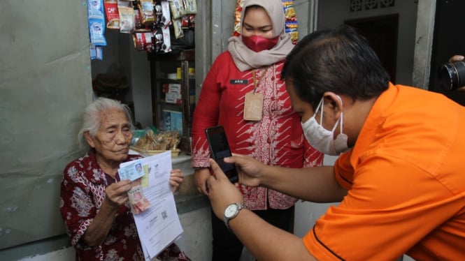 Petugas pos di Solo door to door salurkan bantuan sosial tunai.