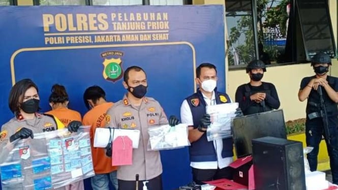 Polres Pelabuhan Tanjung Priok mengungkap kasus kartu vaksin palsu.