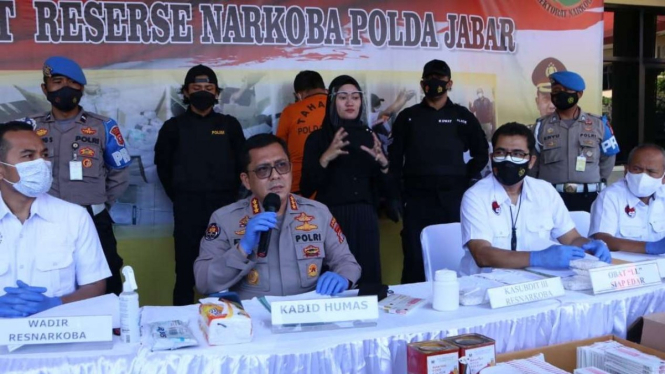Polda Jabar menangkap produsen obat ilegal di Cimahi.