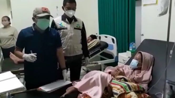 Warga yang Diduga Mengalami Keracunan Makanan di Garut