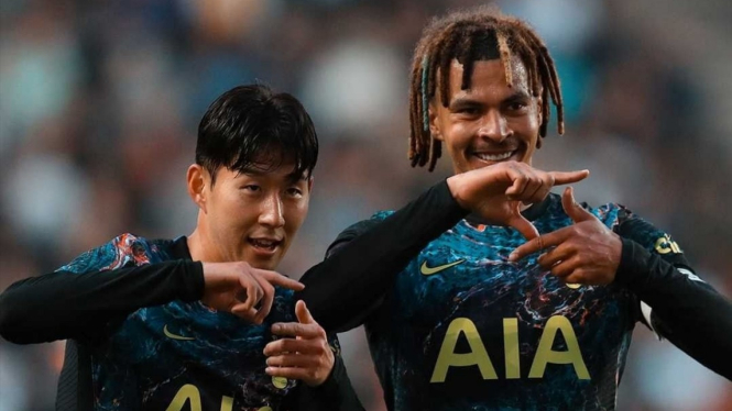 Pemain Tottenham Hostpur, Son Heung-min dan Dele Alli, merayakan gol. 