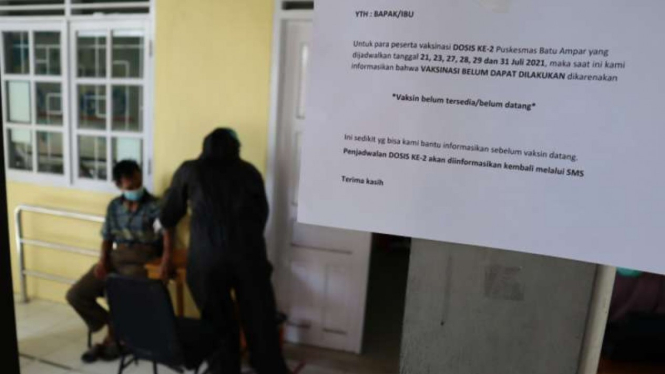 Papan pengumuman di ruang lobi Puskemas Batu Ampar, Balikpapan Utara, Kota Balikpapan, Kalimantan Timur, yang memperlihatkan pesan bahwa pasokan vaksin di fasilitas kesehatan itu sudah habis.