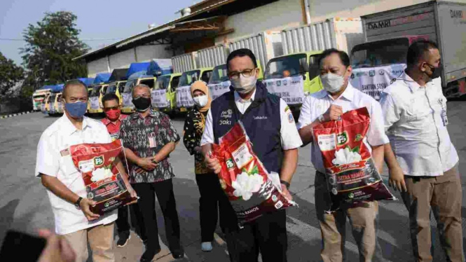 Gubernur DKI Jakarta Anies Baswedan melepas truk pendistribusian bansos beras
