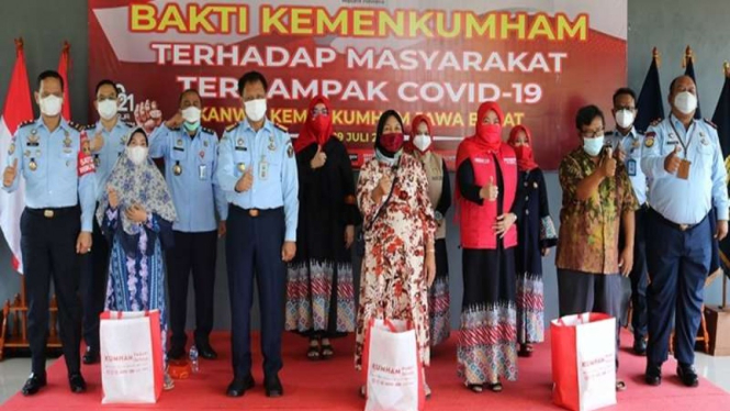 Kemenkumham Jawa Barat memberikan bantuan ke warga terdampak COVID-19