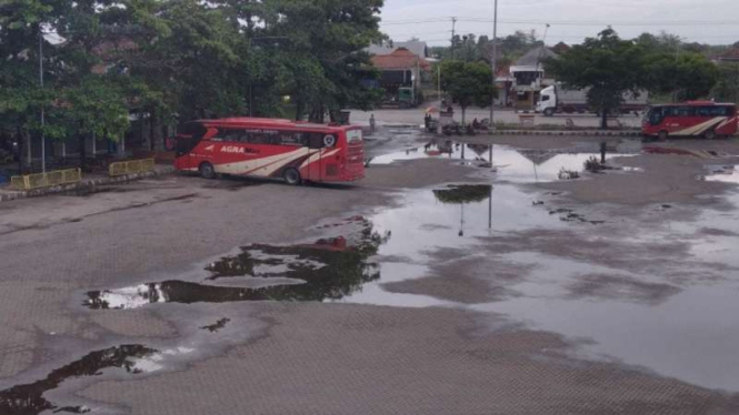 Terminal Induk Jati di Kudus, Jawa Tengah, sepi selama masa pandemi COVID-19 dan penerapan PPKM.