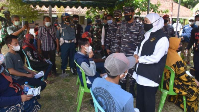 VIVA Militer:Pangkoarmada II dan Gubernur Jatim tinjau vaksinasi di Pulau Bawean