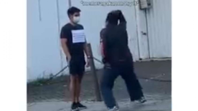 Tangkapan gambar video viral konten kreator rendahkan orang jadi monyet.