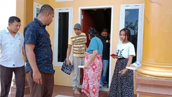 Tim Kejaksaan Negeri Lhokseumawe menangkap buronan terpidana korupsi (mengenakan topi) yang selama ini melarikan diri ke Malaysia, di Lhokseumawe, Aceh, Kamis, 29 Juli 2021.
