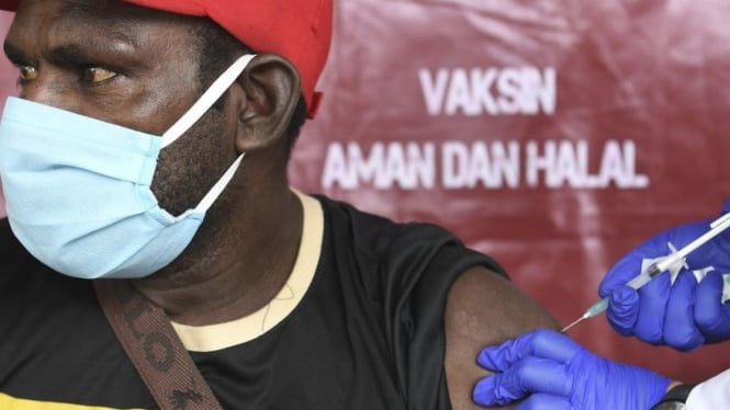 Warga menerima suntikan vaksin COVID-19 dosis pertama di Agats, Asmat, Papua, Kamis (01/07/2021). (Supplied:Â ANTARA FOTO/Puspa Perwitasari)