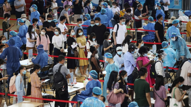 Warga antri untuk menjalani tes COVID di Nanjing menyusul adanya kasus baru di sana. (Reuters)