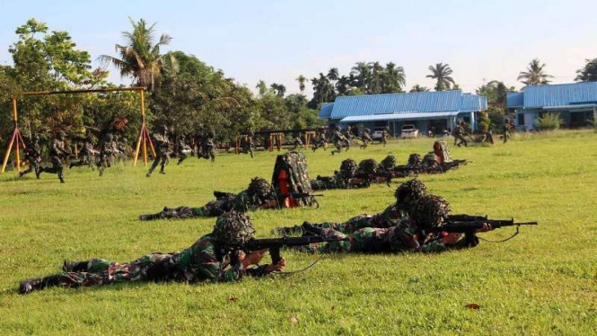 VIVA Militer: Prajurit TNI dari Yonko 469 Paskhas merebut Lanud Soewondo