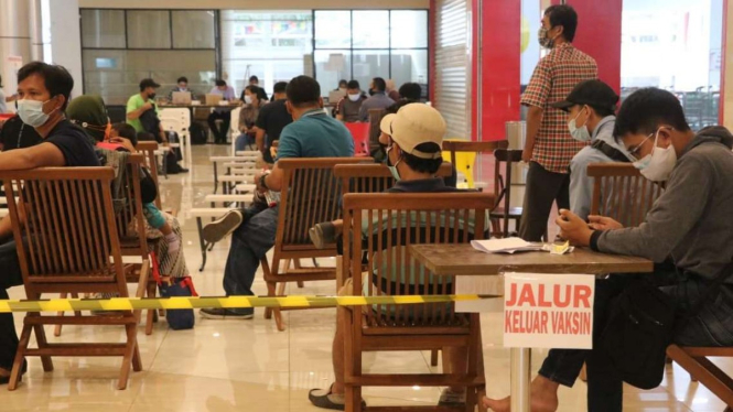 Suasana di lokasi vaksinasi usai terjadi kerumunan, di Cimone, Kota Tangerang.