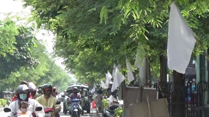 Para PKL memasang bendera putih di sepanjang Jalan Malioboro, Yogyakarta.
