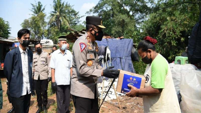 Kakorlantas Polri Irjen Pol Istiono memberikan bansos PPKM ke warga