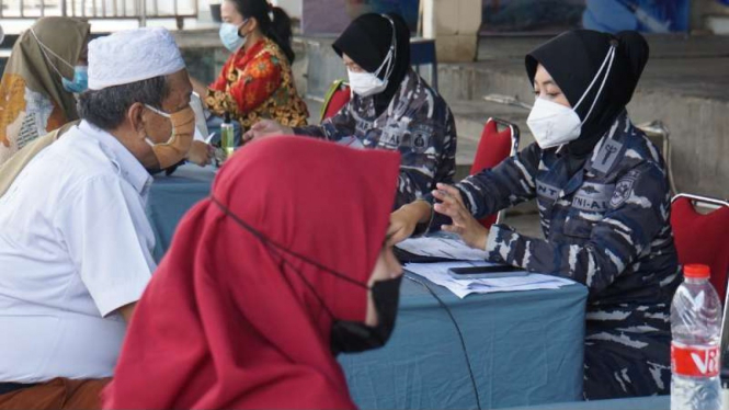 VIVA Militer: Tenaga kesehatan TNI AL gelar vaksinasi di Muara Angke