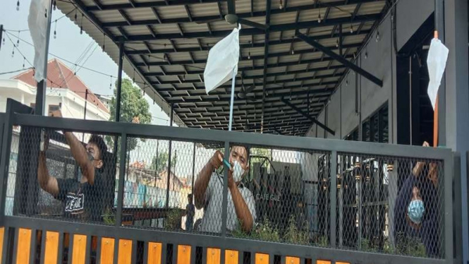 Pengelola kafe di Banten kibarkan plastik berwarna putih karena PPKM darurat