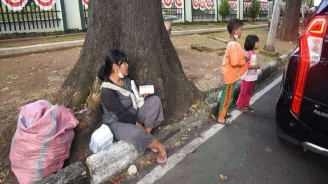 Ibu dua anak di Bandung jadi pemulung akibat PPKM